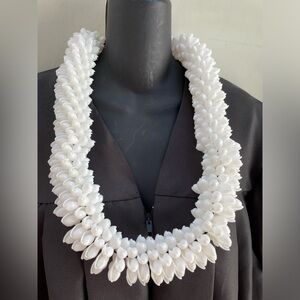 White bubble rosette shells lei